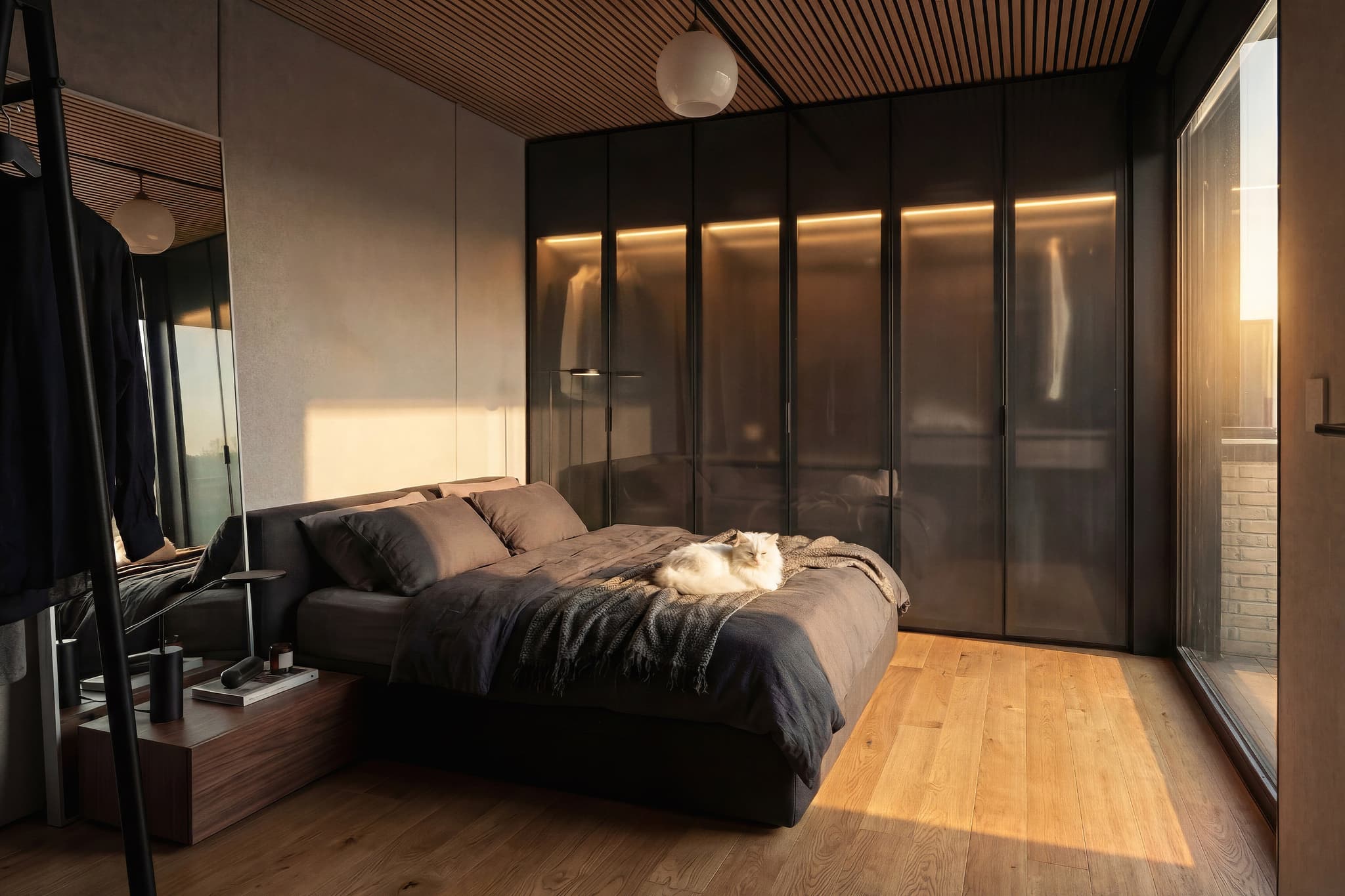 95m² Schlafzimmer in dunklem Design