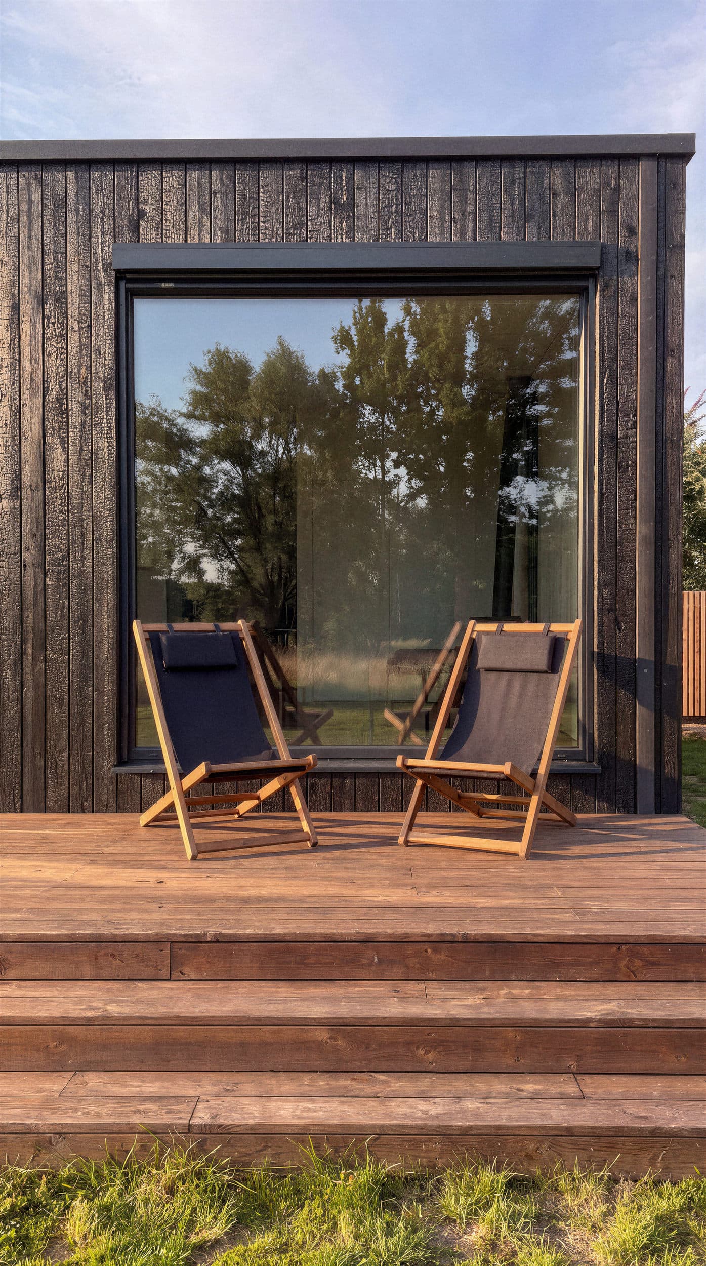 Serenity-Terrasse mit zwei Liegestühlen