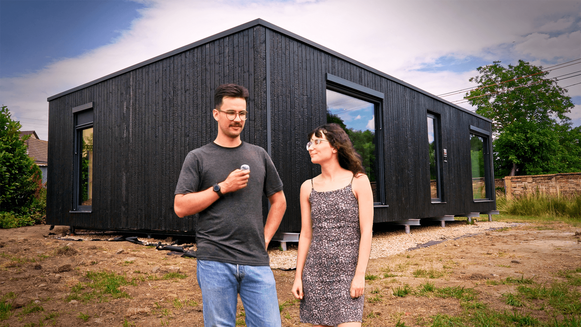Mirko und Yana vor ihrem fertiggestellten BIOBUILDS-Haus