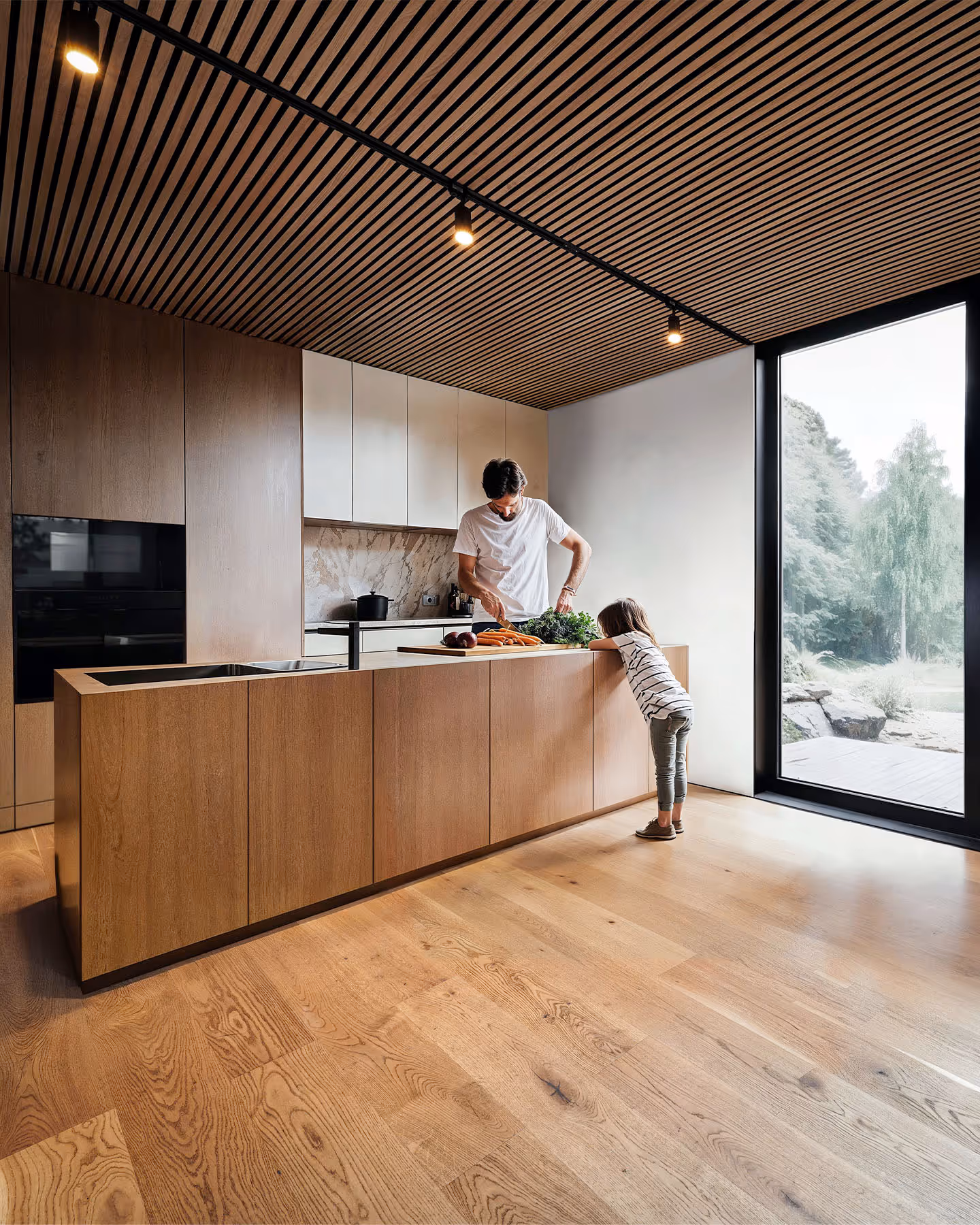 O familie fericită într-o casă modulară BIOBUILDS.